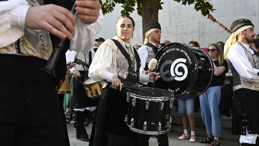 Un desfile histórico para poner el broche al medio siglo de la Escola de Gaitas de Ortigueira