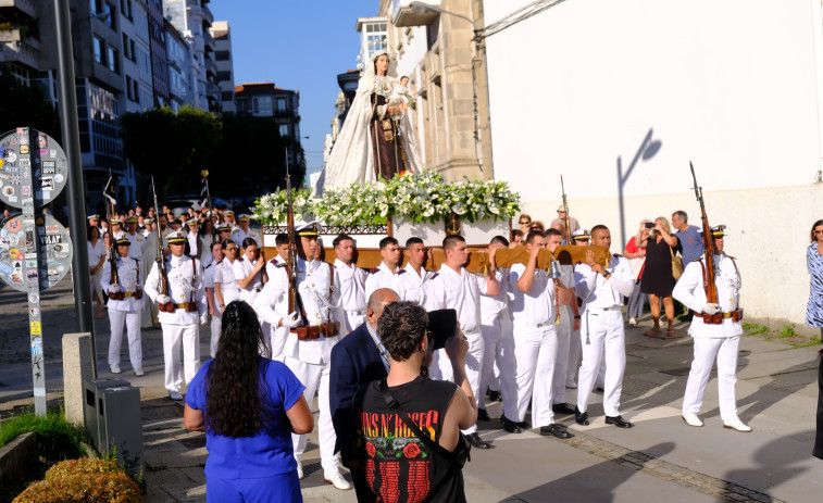La Virgen del Carmen deja la Iglesia de Dolores y se traslada al Arsenal para participar mañana en la procesión marítima
