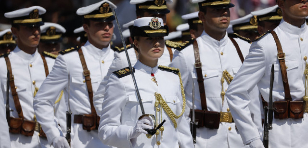 La princesa Leonor recibe de manos de su padre en Marín la Gran Cruz del Mérito Naval