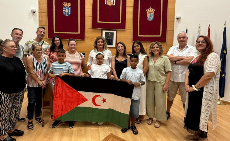 Narón da la bienvenida a los tres menores participantes en la iniciativa Vacaciones en Paz