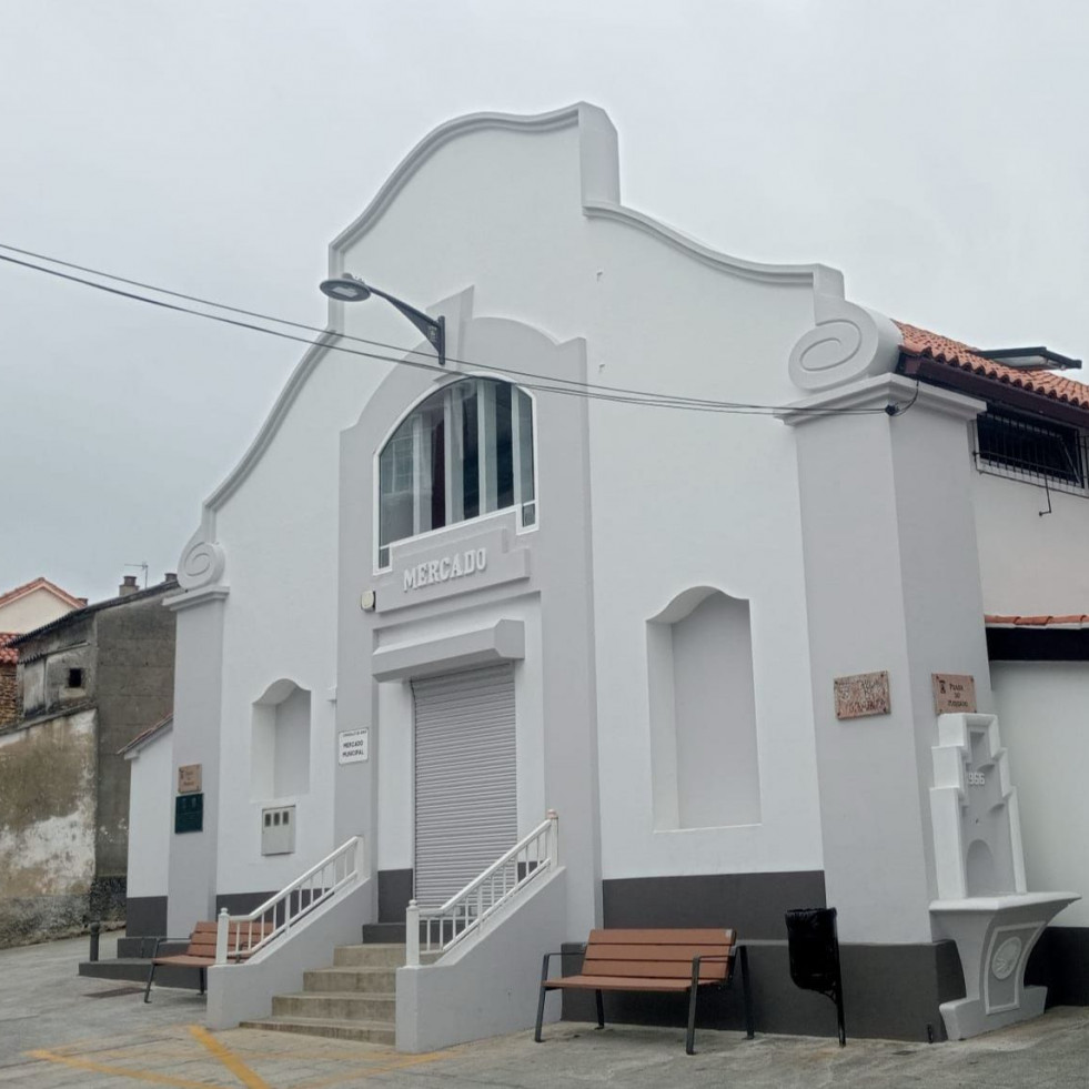 Más que un lavado de cara para el mercado municipal de Ares, con nueva carpintería y pintura