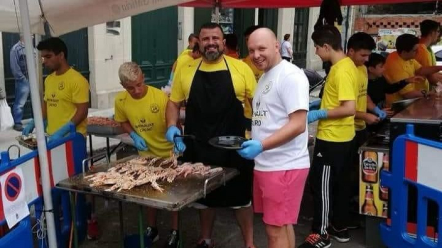 Pontedeume saborea el verano con una nueva edición de la Festa do Marisco en el muelle