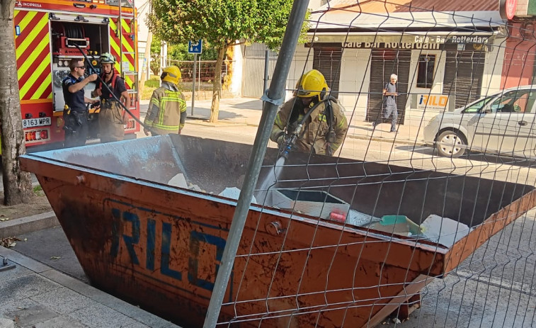 Un colector de obra ardiendo moviliza a los bomberos de Ferrol