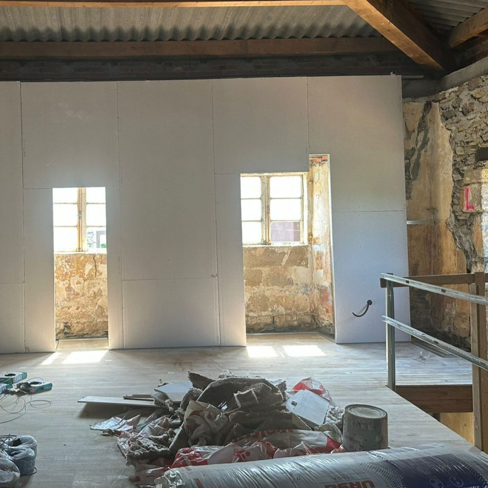 La antigua Rectoral de Ares, del siglo XVII, avanza hacia un uso cultural y social
