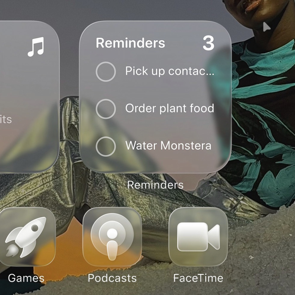 Apple demanda a un youtuber por filtrar el rediseño “Liquid Glass” en iOS 26 y sacar provecho