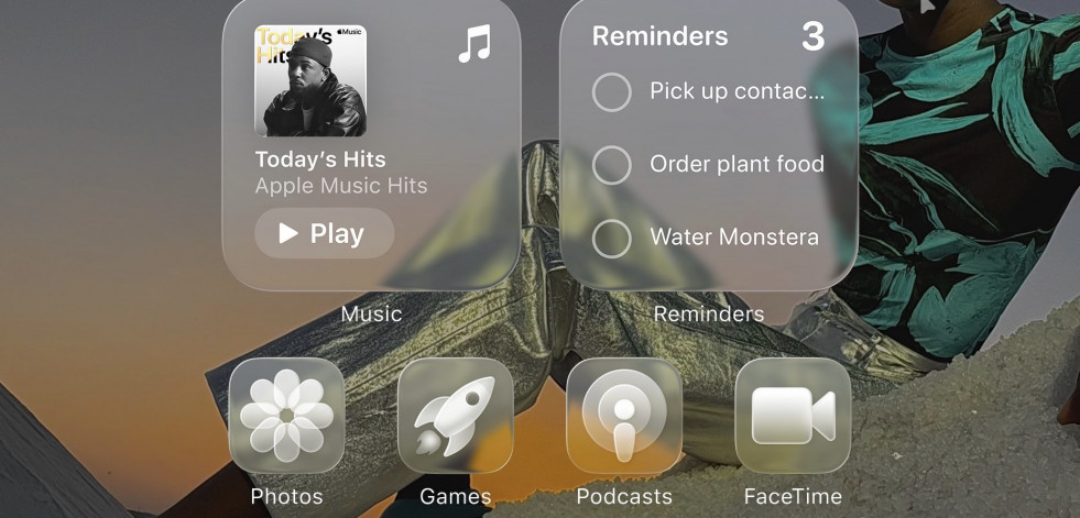 Apple demanda a un youtuber por filtrar el rediseño “Liquid Glass” en iOS 26 y sacar provecho