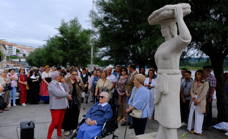 Unha escultura en pedra rende tributo en Pontedeume ás mulleres vinculadas ao mar