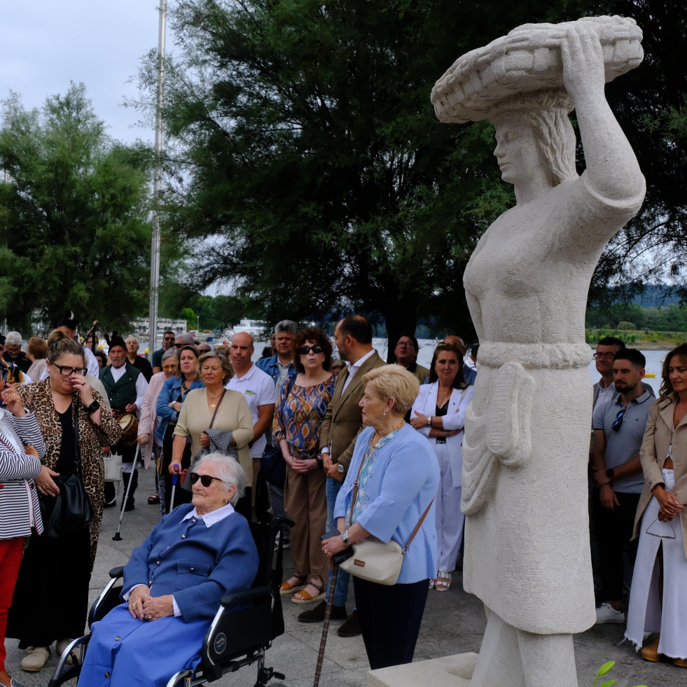 Unha escultura en pedra rende tributo en Pontedeume ás mulleres vinculadas ao mar