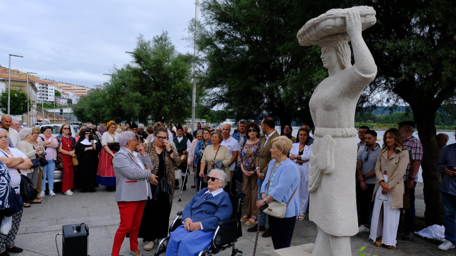 Unha escultura en pedra rende tributo en Pontedeume ás mulleres vinculadas ao mar