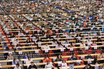 VariosopositoresseexaminanenelrecintoferialdeSilleda