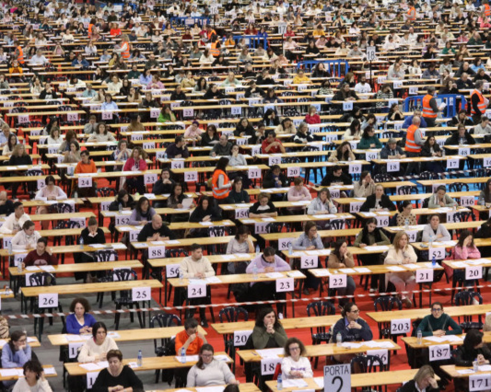 VariosopositoresseexaminanenelrecintoferialdeSilleda