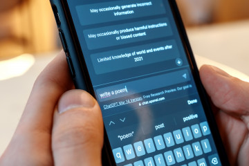 Telefono inteligente con chat ai abierto en el