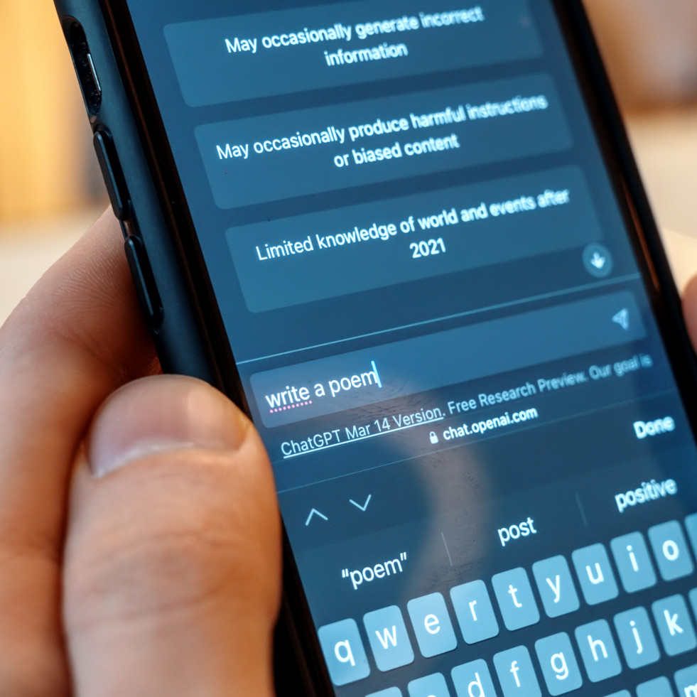 Telefono inteligente con chat ai abierto en el