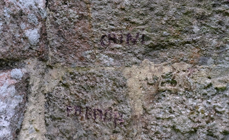 Aparecen pintadas en la fachada de la capilla de San Miguel de Breamo, en Pontedeume