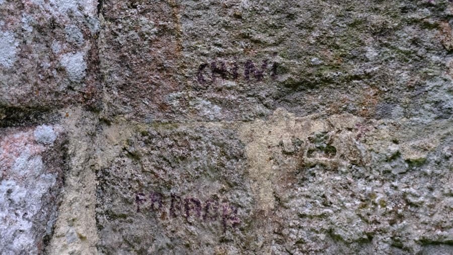 Aparecen pintadas en la fachada de la capilla de San Miguel de Breamo, en Pontedeume