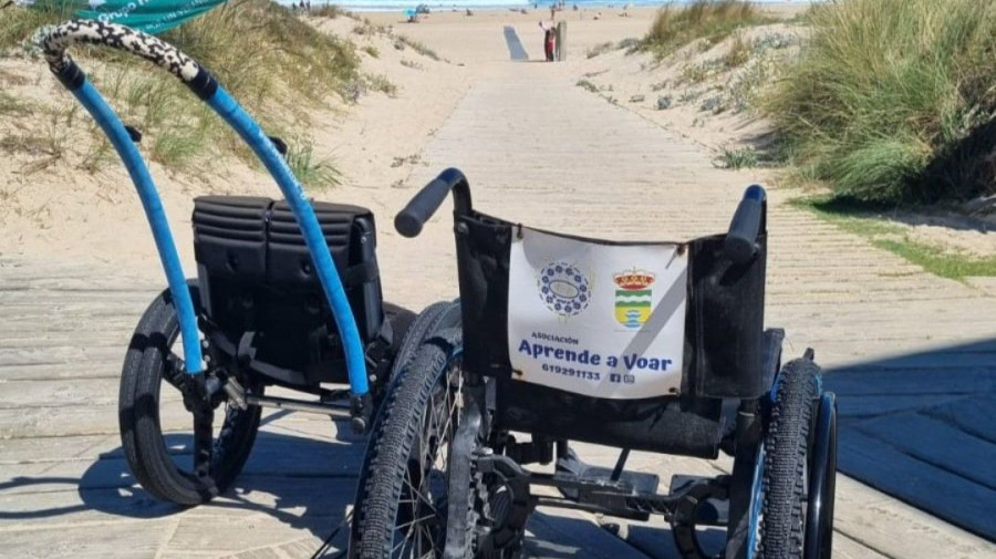 A Frouxeira, en Valdoviño, más accesible con dos sillas autopropulsadas para el baño