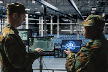 Equipo de expertos del ejercito analizando rutas de vuelo de misiles con aprendizaje profundo