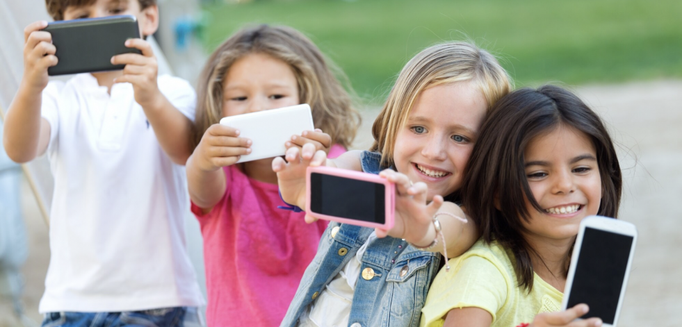 Utilizar un smartphone durante la infancia deteriora el bienestar psicológico en la juventud