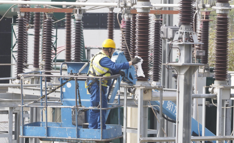Unos 149 vecinos y negocios del centro de Ferrol están sin luz por una avería en el transformador de Santa Mariña
