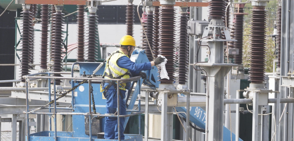 Unos 149 vecinos y negocios del centro de Ferrol están sin luz por una avería en el transformador de Santa Mariña