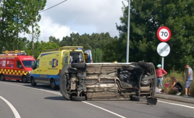 Vuelca una furgoneta en la carretera de Chanteiro, en Ares