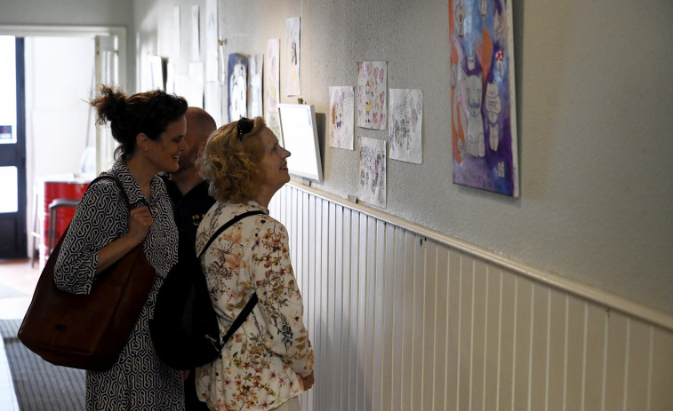 La pintora local Sofía Piñeiro enseña a crear retratos con un curso en Canido