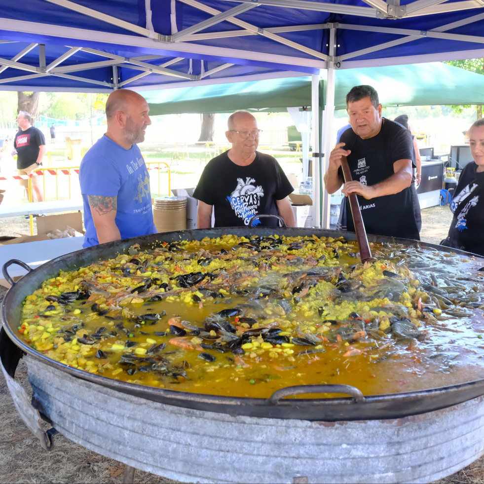 El arroz con garrafón de Ares triunfó por “terra, mar e aire”