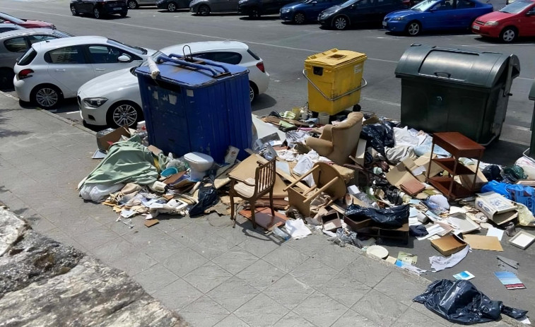 La Policía Local de Ferrol identifica a los autores de un apilamiento de basura en el barrio de Caranza
