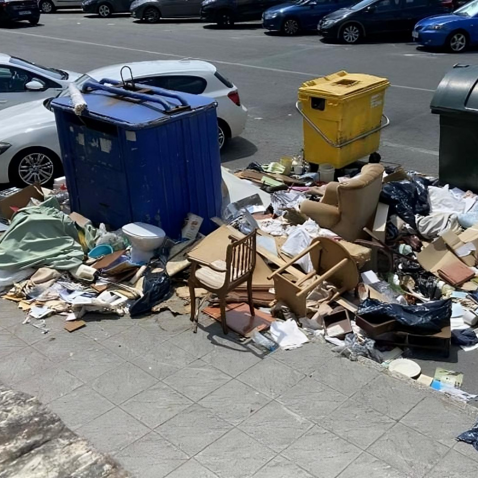 La Policía Local de Ferrol identifica a los autores de un apilamiento de basura en el barrio de Caranza