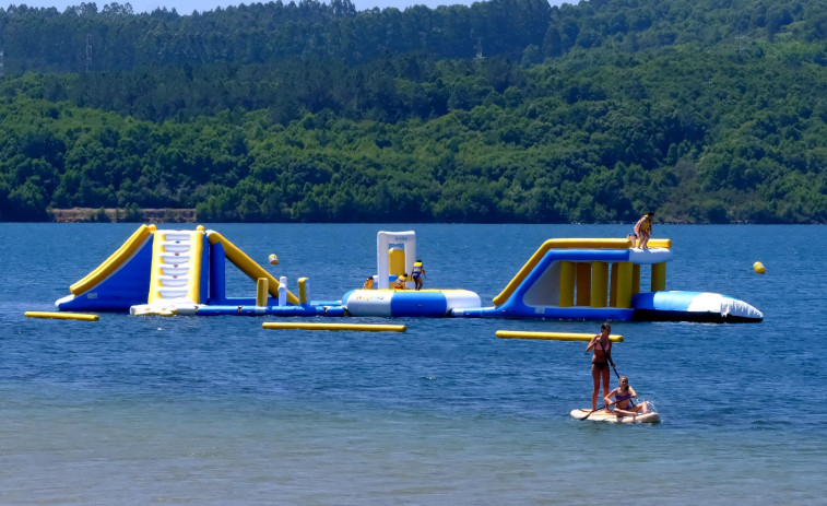 Nadar, saltar y “volar”: el castillo flotante del lago de As Pontes que triunfa este verano