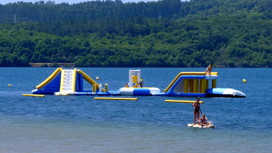 Nadar, saltar y “volar”: el castillo flotante del lago de As Pontes que triunfa este verano