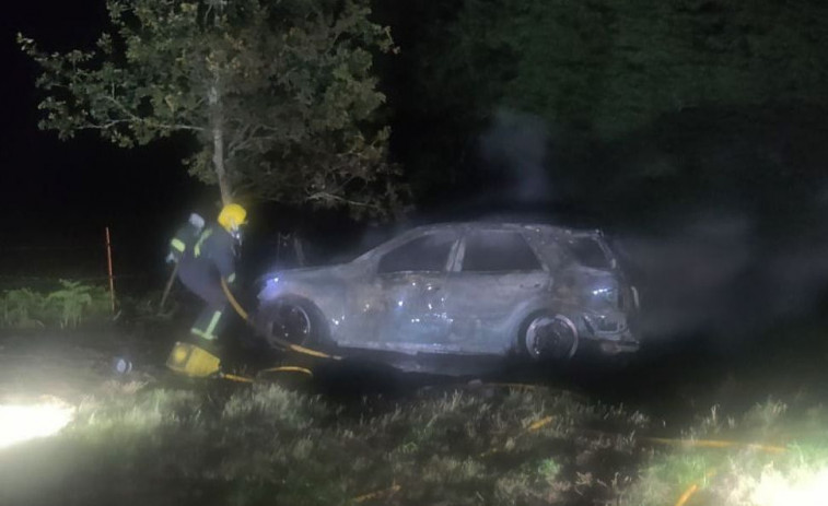 Un coche calcinado de madrugada en A Capela