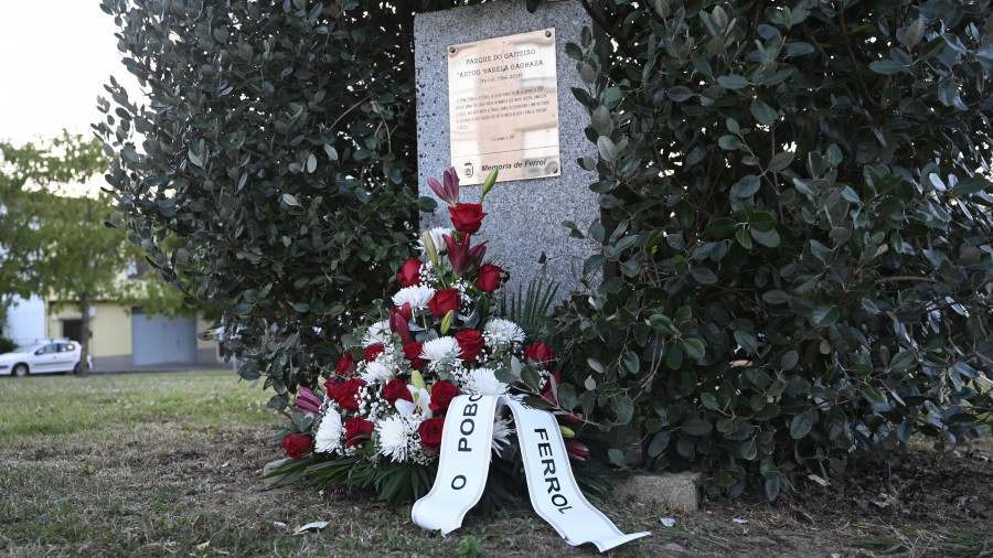 Ferrol recuerda a Antón Varela "Tonecho" con una ofrenda floral en el parque que lleva su nombre