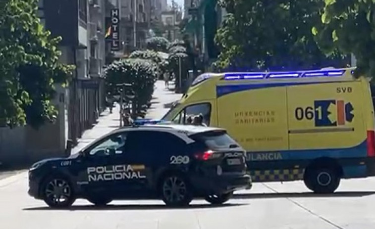 Evacúan al hospital a una mujer que se cayó en el centro de Ferrol