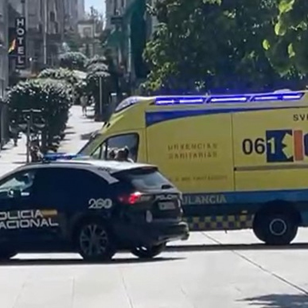 Evacúan al hospital a una mujer que se cayó en el centro de Ferrol