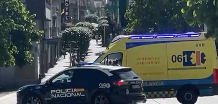 Evacúan al hospital a una mujer que se cayó en el centro de Ferrol