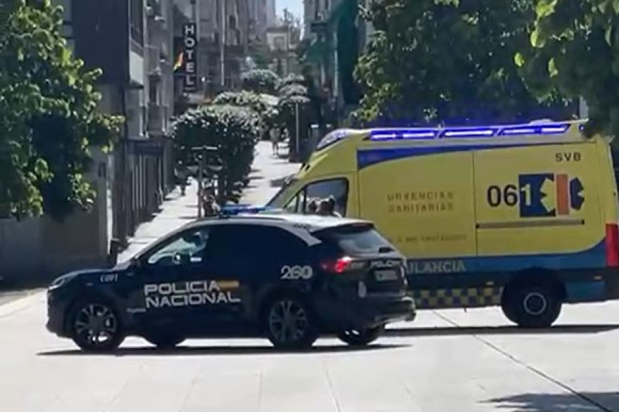 Evacúan al hospital a una mujer que se cayó en el centro de Ferrol