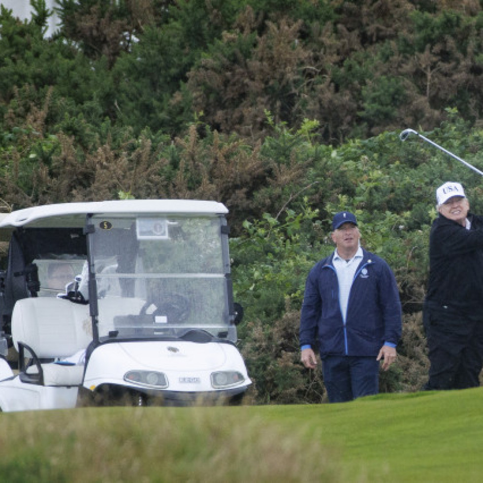 Trump juega al golf en Escocia antes de reunirse con Von der Leyen y Starmer