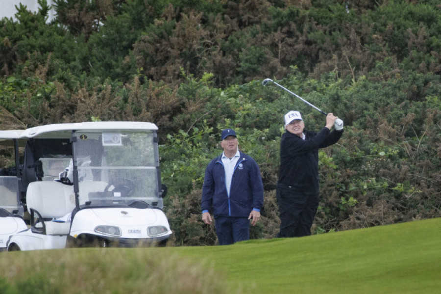 Trump juega al golf en Escocia antes de reunirse con Von der Leyen y Starmer
