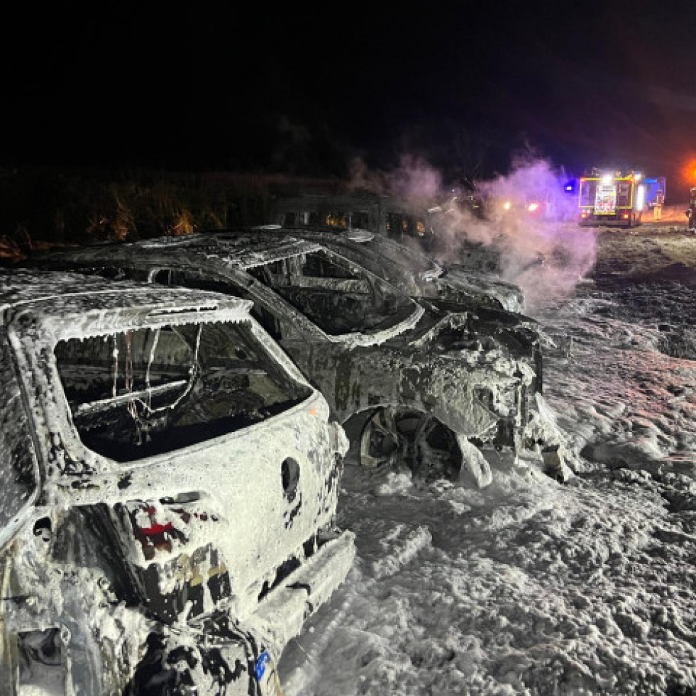 Arden cinco coches junto al campo de la fiesta de Queiruga, en Porto do Son