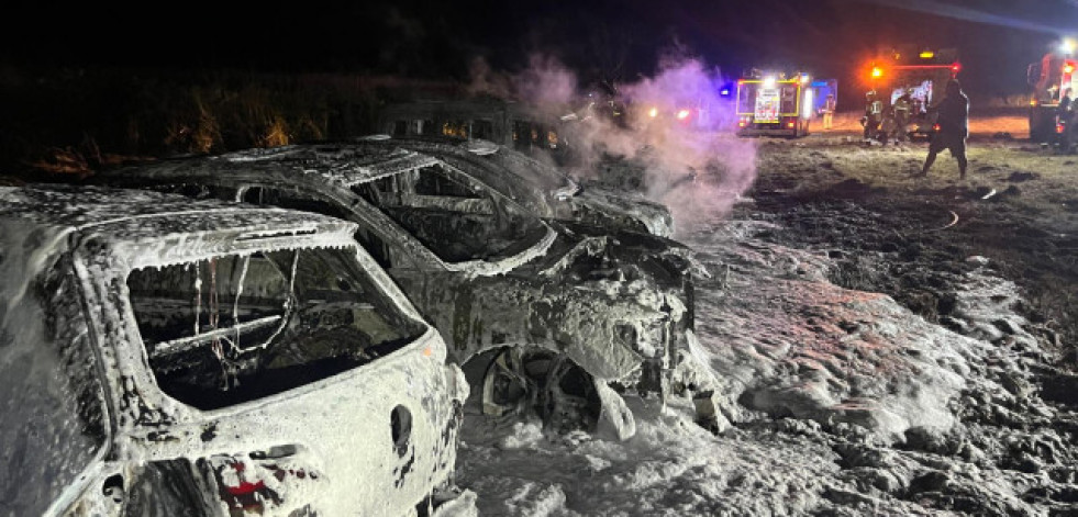 Arden cinco coches junto al campo de la fiesta de Queiruga, en Porto do Son