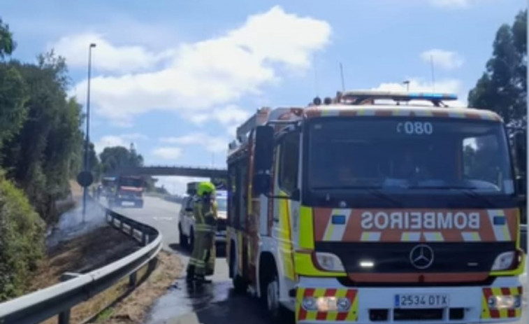 El Speis de Narón y la brigada forestal apagan un conato de incendio en el entorno de O Couto