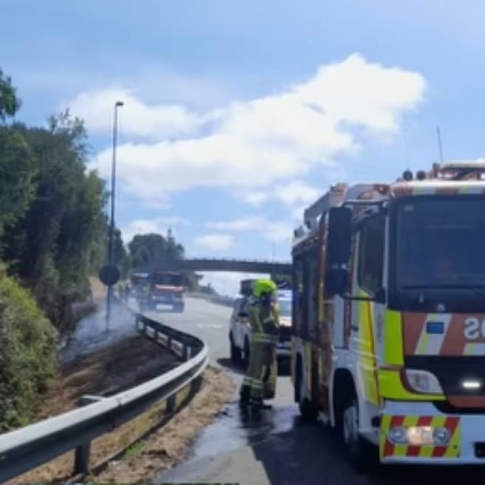 El Speis de Narón y la brigada forestal apagan un conato de incendio en el entorno de O Couto