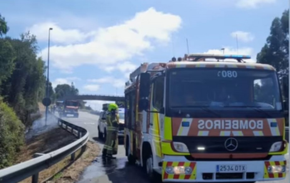 El Speis de Narón y la brigada forestal apagan un conato de incendio en el entorno de O Couto