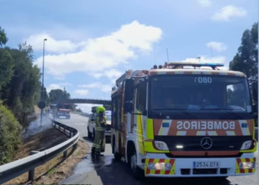El Speis de Narón y la brigada forestal apagan un conato de incendio en el entorno de O Couto