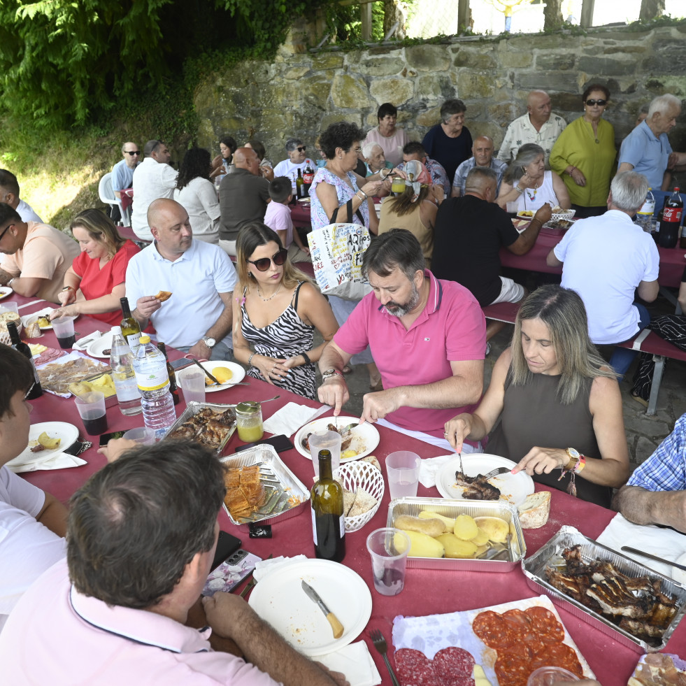 Multitudinaria reunión familiar de “Os Valerios” en Cabanas compartiendo churrasco: “Estamos moi unidos”