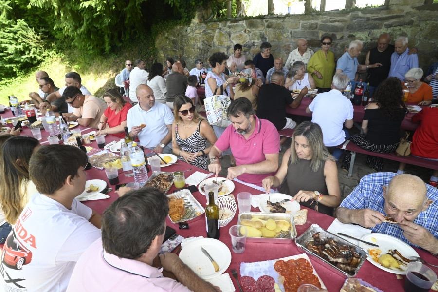 Multitudinaria reunión familiar de “Os Valerios” en Cabanas compartiendo churrasco: “Estamos moi unidos”