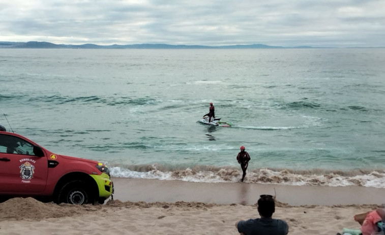 Gran despliegue en la playa de Doniños por un aviso de caída al mar