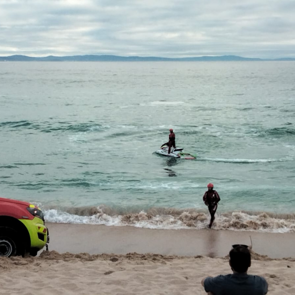 Gran despliegue en la playa de Doniños por un aviso de caída al mar