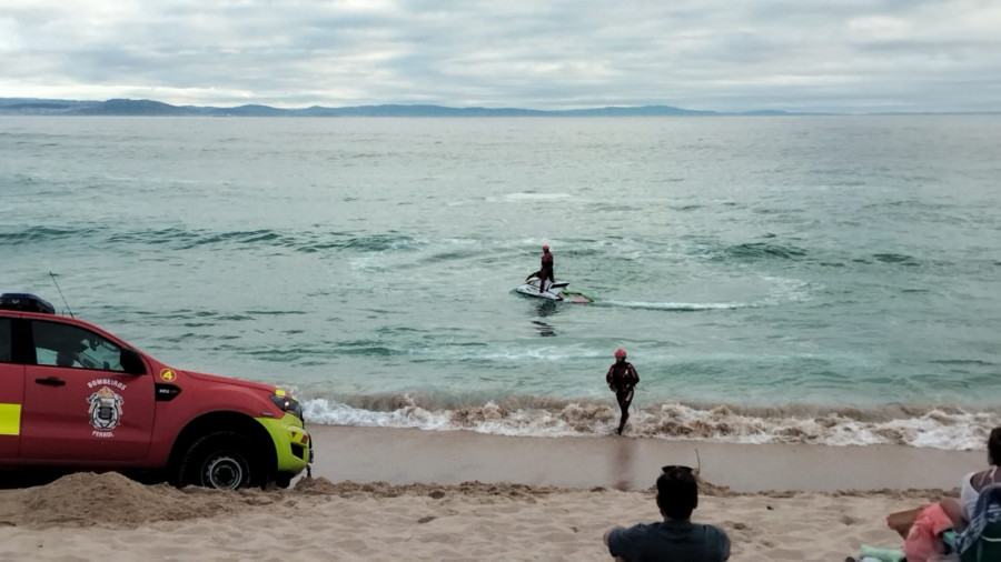 Gran despliegue en la playa de Doniños por un aviso de caída al mar